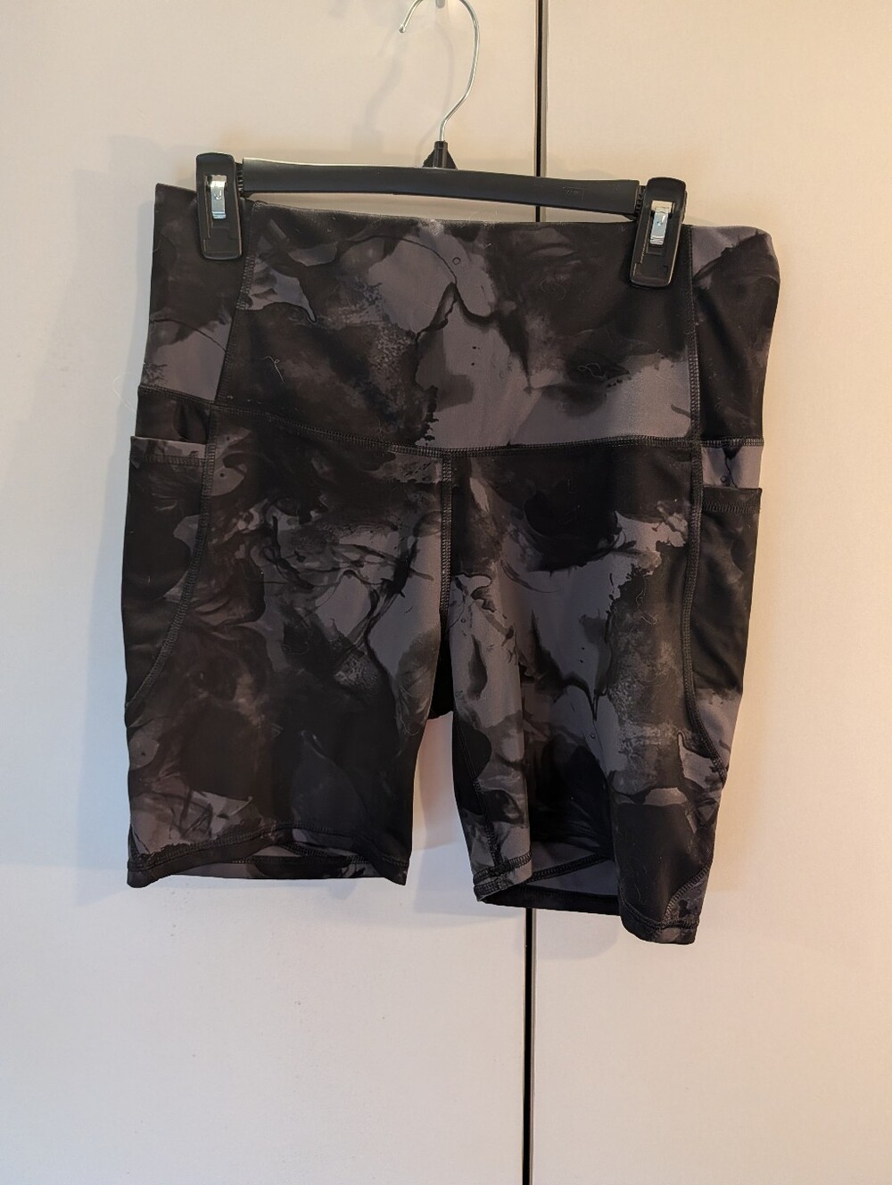 All In Motion High-Waist Performance Women's Shorts in Black/Grey